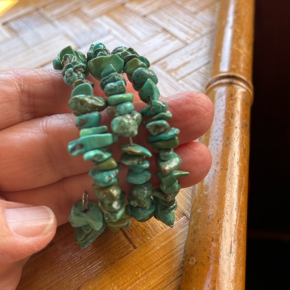 Genuine vintage turquoise chip bracelet on memory wire - Picture 3 of 7